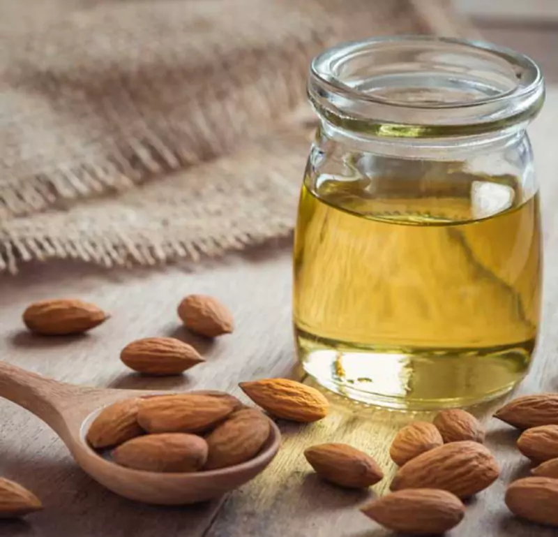Almond Oil 100ml (J)